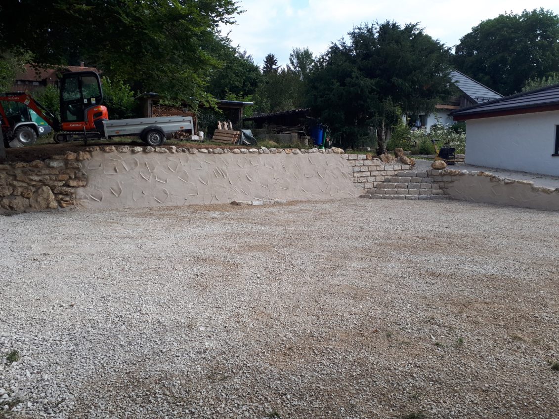 Hangbefestigung mit Naturstein und Strukturputz